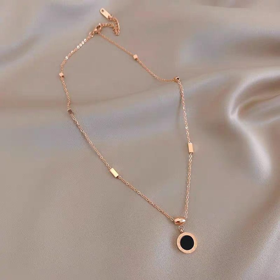 Naszyjnik rose gold z czarną zawieszką